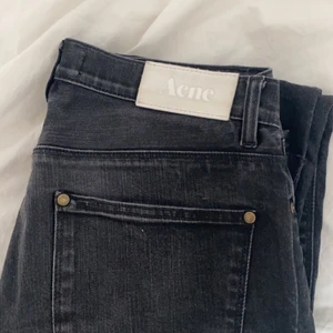 Lågmidjade svarta jeans från acne - Fick dom av min pappa💕 nypriset ligger på runt 1000kr, säljer för 400💕