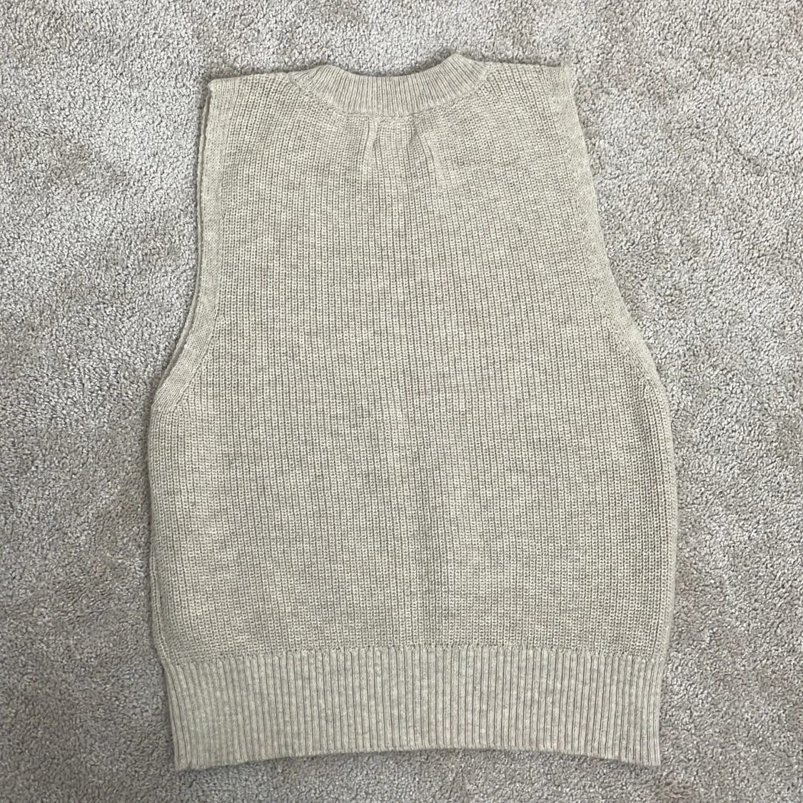 Stickad beige vest  - 90
