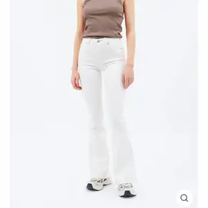 Bootcut jeans i modellen Macy från Dr Denim i fint skick som aldrig kommer till användning!
