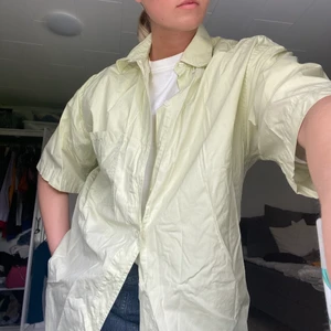 T-shirt skjorta - Pastellgrön t-shirt skjorta som är jättefin över t ex en bikini 💚