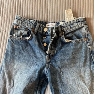 Jeans - Ett par mörkblåa i mycket bra skick som jag säljer eftersom att dom är för små.