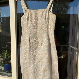 Vintage klänning  - Vintage! Återbrukad balklänning som sytts om till en mer modern figursydd klänning. Storlek 34/36. 