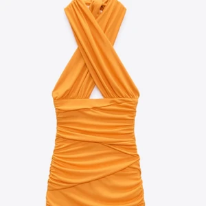 Klänning  - Slutsåld klänning från Zara. Beställde denna fina klänning men den var inte min stil. Lappar och sånt finns kvar. Frakten står köparen för och pris kan diskuteras.