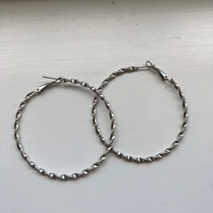 Örhängen  - Säljer mina fina örhängen. Säljer pga att dem inte kommer till någon användning, skriv privat om ni vill köpa 💓🤩