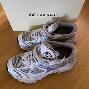 Axel Arigato Marathon Runner - Säljer mina Marathon Runner ifrån Axel Arigato storlek 38. Nypris 2600:-   Väl använda men i fint skick. Tecken på användning finns- se sista bilden, därav det låga priset. Ask och dustbag finns. Vid smidig affär kan de säljas direkt! 