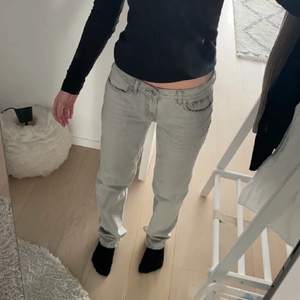 (Lånade bilder) Lågmidjade grå jeans från Gina Tricot i storlek 36! Hör av dig för fler egna bilder!