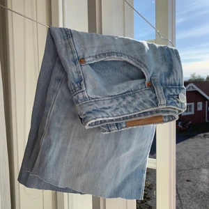 Stradivarius shorts  - Egenklippta shorts (därav pris) från ett par straight leg stradivarius jeans. väldigt fin färg och trevlig passform, tyvärr för små för mig. Skriv vid frågor!💚