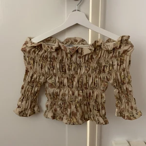 Vintage off-shoulder topp, XS - Vintage, så den är använd men fortfarande i bra skick. Skulle gissa att det är en XS, men den är stretchig. 