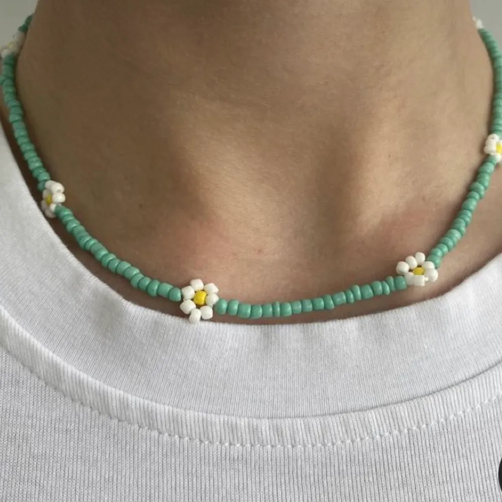 Grönt fint halsband. Passar så bra till sommaren, kan göras i andra färger. 79kr❤️❤️ frakt 13kr. Kjolar.
