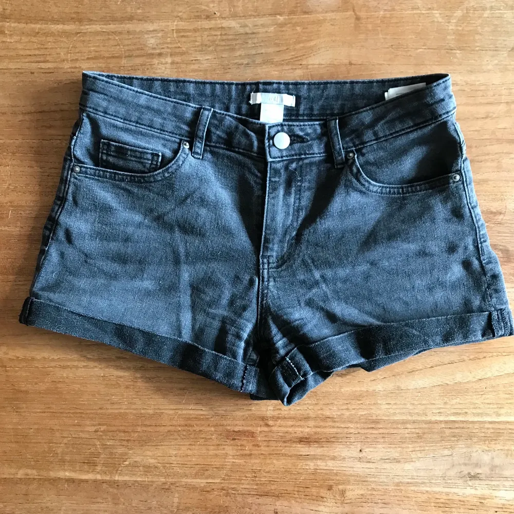 Grå jeans short från HM i storlek 36🌸 . Shorts.