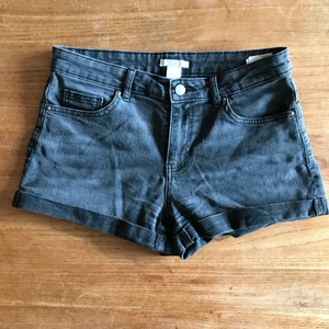 Jeans shorts strl 36 - Grå jeans short från HM i storlek 36🌸 