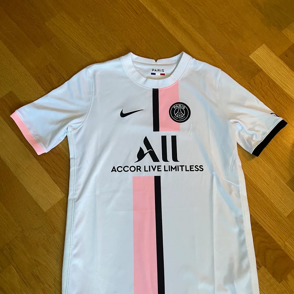 En PSG T-shirt passar som S, storlek XL i ungdoms storlek men passar precis som S. Oanvänd. Köparen betalar frakten.. T-shirts.