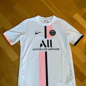 En PSG T-shirt passar som S, storlek XL i ungdoms storlek men passar precis som S. Oanvänd. Köparen betalar frakten.