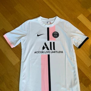 Paris Saint-Germain T-shirt strl. S - En PSG T-shirt passar som S, storlek XL i ungdoms storlek men passar precis som S. Oanvänd. Köparen betalar frakten.