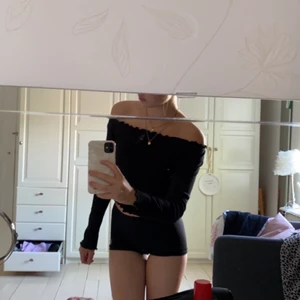 Svart tröja - Svart offshoulder topp från Gina som köptes för flera år sedan men som tyvärr inte används längre. Jätte skön o fin. Har även ett slags klister så den sitter uppe jättebra under hela dagen. Skulle även säga att den passar en S.
