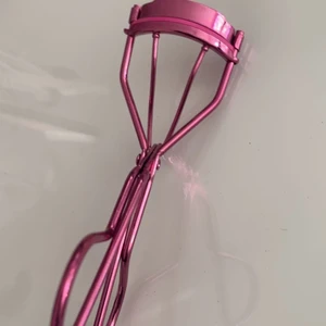 Ögonfransböjare - Oanvänd ögonfransböjare. Helt ny så den är i perfekt skick och som sagt oanvänd.