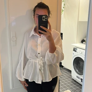 Skjorta med knytning i midjan  - Köpt på boohoo, aldrig använd. 