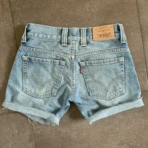 Levis shorts - Jeansshorts från Levis, så fina men tyvärr för små för mig midjemåttet är 74cm😊😊låg midja, i nyskick 