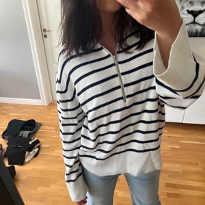 Stickad långärmad - Stickad långärmad tröja med vida armar, strl s Nästan aldrig använt så den är i nyskick💖