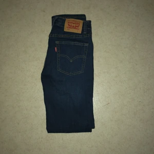 Levis 510 - Jag säljer mina Levis 510 storlek 14a har haft dem sen jag fick dem i present förra året har aldrig använt dem då de inte passar mej skick 10 av 10 skulle jag säga 