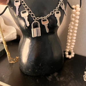 Silver halsband  - Två olika silver halsband som är ascoola men tyvärr inte min still längre:( Kom med eget pris förslag, hör bara av dig om du undrar något! Köparen står för frakten