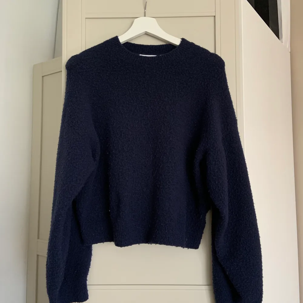 Marinblå stickad tröja från weekday💙perfekt till sommaren & så mjukt material! Köpte för500kr, storlek xs. Stickat.