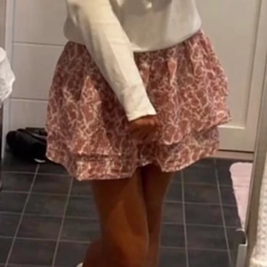 Mango kjol - Första bilden är lånad ❤️Säljer denna fina kjol från mango. Knappt aldrig använd. kommer inte till användning så bättre att jag säljer den❤️ har storlek 36 och passar mig men hade passat mindre också. 