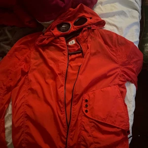 CP Company jacka Röd - Nästan som ny, använd fåtal gånger✅, säljs pga inga behov av jackan✅. Först till kvarn!✅
