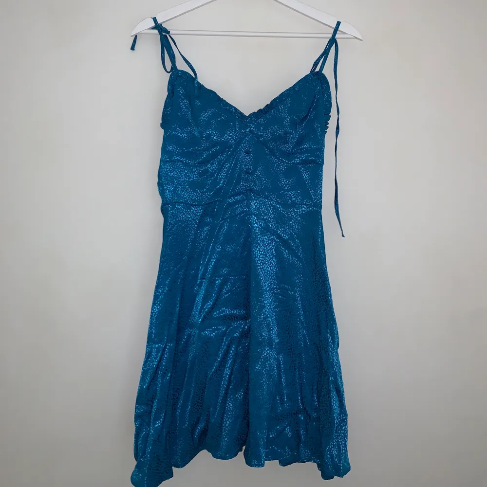 En blå sidenklänning från Zara i xs, använd vid ett tillfälle. . Klänningar.