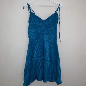 En blå sidenklänning från Zara i xs, använd vid ett tillfälle. 