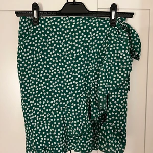 Shein kjol  - - har endast testats och sedan hängt i garderoben - skön i materialet - för liten för mig som oftast har L-XL på underdelar