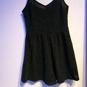 Säljer den här glittriga klänningen/overall då den inte kommer till användning. Den är använt bara en gång och är i perfekt skick. Kontakta vid fler frågor <3 