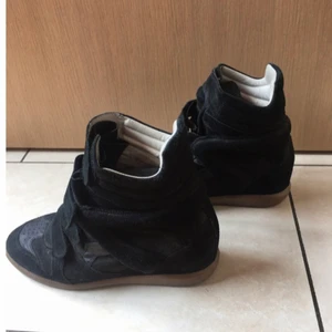 Isabel Marant skor - Ett par snygga svarta isabel marant skor. Knappt använda, alltså i jätte fint skick! Nya kostar runt 4000kr och jag säljer för 1700kr. Skorna är i storlek 41 men är små i storleken och de passar en med storlek 39 eller 40. Kom privat för fler bilder!