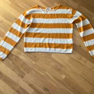 Stickad tröja - Hej! Jag säljer en stickad tröja i randig från hm/ väldigt använd med inga skador!❤️