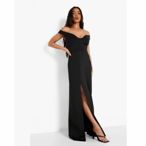 Svart balklänning med slit - Svart off shoulder balklänning med slit i ”scuba”-material från Boohoo använd endast vid ett tillfälle säljs för 250kr+frakt 🪩