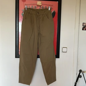 Gröna kostymbyxor - Gröna kostymbyxor, använd ungefär 2 gånger. Tunna och härliga inför sommarn! Kolla gärna mina andra annonser också <3