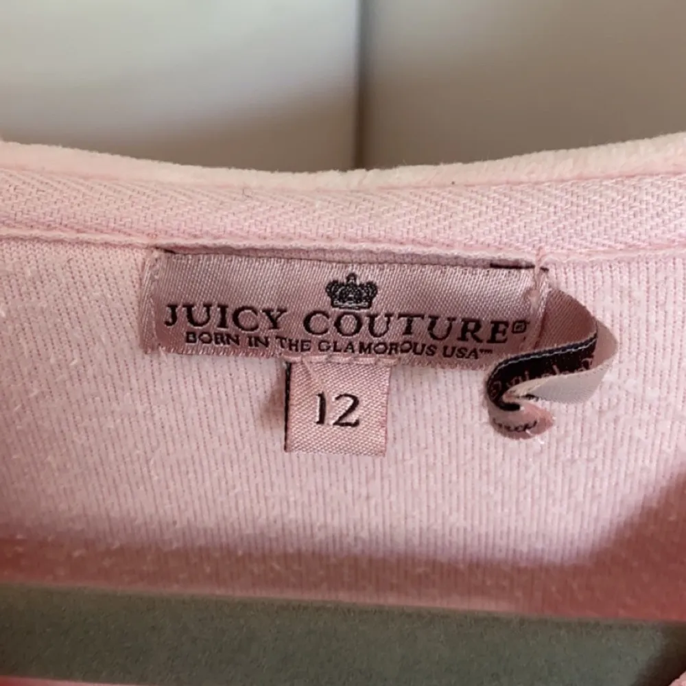 Säljer rosa juicy kofta i bra skick. Storlek 12 år men passar även större. Tryck på ryggen (andra bilden). Hör av dig vid frågor eller intresse💗. Tröjor & Koftor.