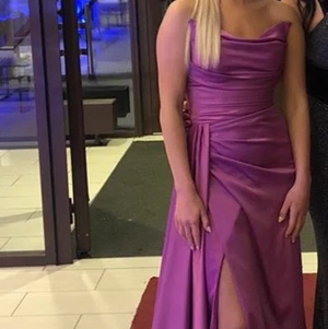 Lila balklänning  - Unik modell och färg! Använd endast en gång under kort tid. Bysten är lite draperad med justerbar metall som formar den vackra modellen. Sjuk passform. Priset kan diskuteras vid snabb affär <3 Frakt ingår i priset. Fler bilder kan skickas vid förfrågan. 