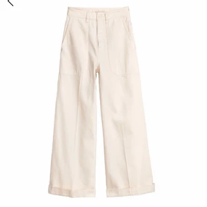 Jeans off-white strl 38 från H&M  - Jag säljer mina snyggaste jeans i Off-white i strl 38 från H&M. Byxorna har blivit för små. Såhär står det på hemsidan:  Wide-cut pants in cotton twill. High waist, zip fly with button, and side and back pockets. Straight legs.  Composition Cotton 100%