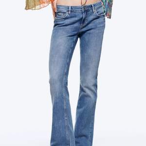 Säljer dessa helt slutsålda och oanvända lågmidjade jeans ifrån zara!💕