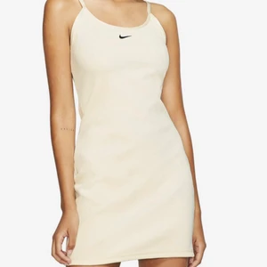 Nike sportswear dress - Denna nästan helt slutsålda Nike Sportswear Rib Dress i vitt är helt oanvänd. Det är bara att skriva om du vill se fler bilder😘 Köpt för 500kr