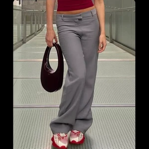 Kostymbyxor  - !intressekoll! Skulle någon vara intresserad av dessa lågmidjade super snygga kostymbyxorna🖤