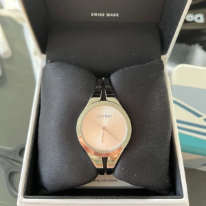 Calvin Klein klocka  - Superfin klocka i silver från Calvin Klein. Nypris ca. 2099:- 