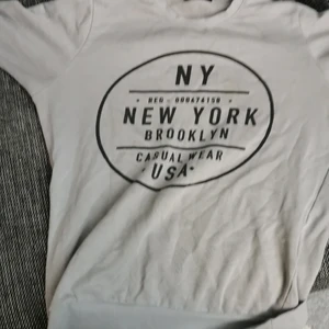 Tröja - Slim fit (S), ganska ny, vill sälja den PGA av att jag har köpt två stycken och tappat kvittot. 