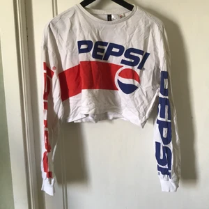 H&M långärmad tröja pepsi - Använd! Har en fläck på högra ärmen - se bild 2