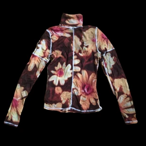 Mönstrad transparent polo  - Blommönstrad semitransparent polo 🌼 Typisk 90tal. Snygg att använda som den är eller under något annat plagg!   (Ps. på bild ej struken)