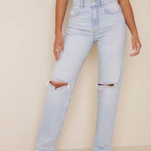 Jeans i modellen 90s High Waist, i färgen sky blue med hål på knäna från Ginatricot. Använda 1 gång. Säljer då de inte är min stil. Strl 32 men passar även mig som har 34/xs-36/s i jeans. 