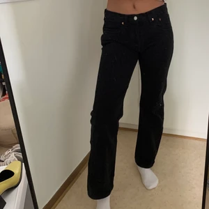Levis 501 jeans  - Levis jena si modellen 501. Midrise raka hela vägen ner. Köpta på second hand men i mycket fint skick!! Storlek på står W.31 L.30 men passar bra på mig som brukar ha W.27 L.30