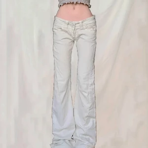 Lågmidjade jeans - Ett par beiga lågmidjade jeans köpta här på Plick av en annan säljare, bilderna är lånade! Midjemått: 76 cm, innerbenslängd: 87 cm. Storleken är 34! Säljer då de var för små för mig men så himla fina och mycket bra skick💗💗