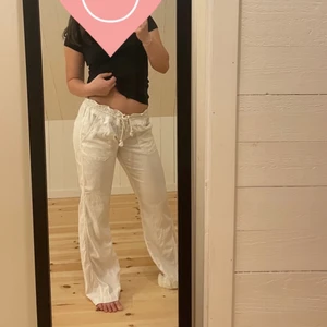 Linnebyxor - Säljer mina Roxy linnebyxor. Jag är 164cm lång och de går över mina fötter. Vid flera interesserade, blir det budgivning. Skriv om du har frågor🤍 (jag är en strl S)